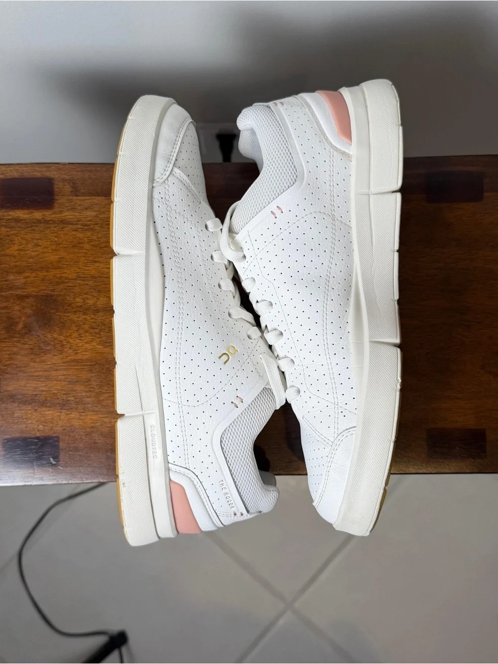 On THE ROGER Centre Court Women’s 9.5 White Woodrose Sneakers CloudTec